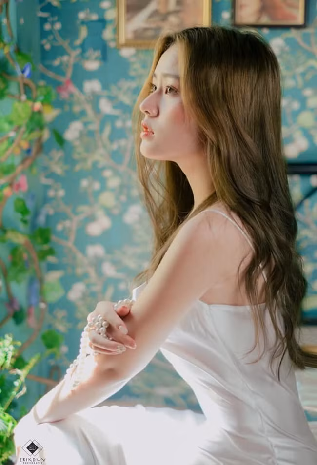 Dù gương mặt rất trẻ nhưng Hồng Hân lại có vóc dáng cân đối, gợi cảm cùng nước da trắng như bông bưởi.