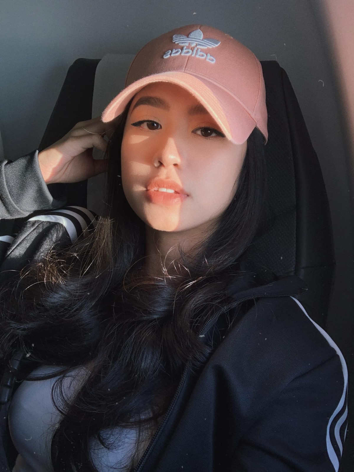 Cô nàng sau đó còn làm giới báo chí tốn không ít giấy mực, nhất là mối tình với vlogger Huyme.