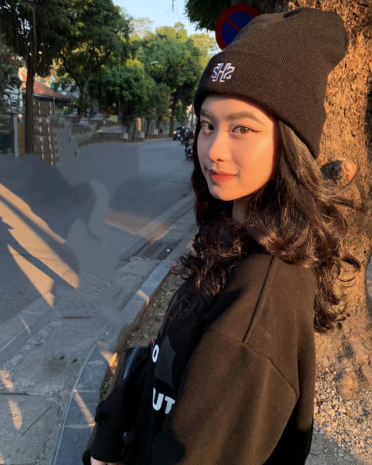 Biệt danh "hot girl tạp hóa" của Hàn Hằng từ bức ảnh chụp trong tiệm tạp hóa.