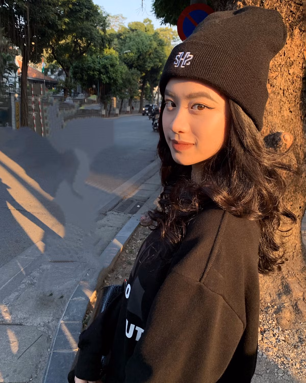 Biệt danh "hot girl tạp hóa" của Hàn Hằng từ bức ảnh chụp trong tiệm tạp hóa.