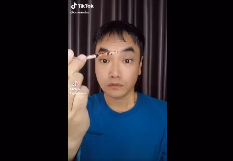 Sau đó, anh lấy cây bút chấm thẳng vào vùng giữa 2 bên thái dương và làm cây bút biến mất.