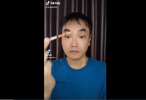 Đoạn clip ghi lại cảnh Duy Nến cầm cái bút chạm vào giữa 2 lông mày, trong khi đó mắt trợn tròn.