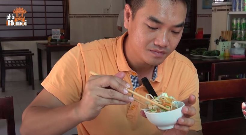 Duy Nến tên thật là Trần Văn Duy, chàng trai này chuyên review các món ăn tại Hà Nội, cũng như một số vùng miền khắp trên cả nước Việt Nam.