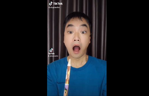 Tuy nhiên lập kênh chưa được bao lâu thì mới đây nam Youtuber này lại bị "la ó" với clip có nội dung nhảm nhí, khó hiểu, thậm chí còn bị đánh giá là "độc hại" với trẻ em.