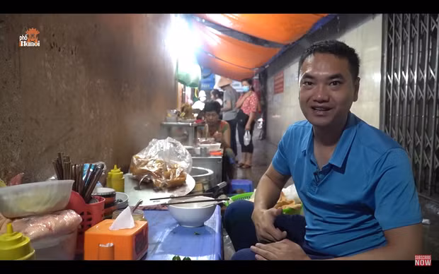  Duy Nến là một "hiện tượng mạng" từng khiến nhiều người "tức điên" với những clip review ẩm thực bị đánh giá là thảm hoạ. Thời gian gần đây, chàng trai này còn lấn sân sang cả TikTok, lập kênh riêng với hàng chục nghìn người theo dõi.