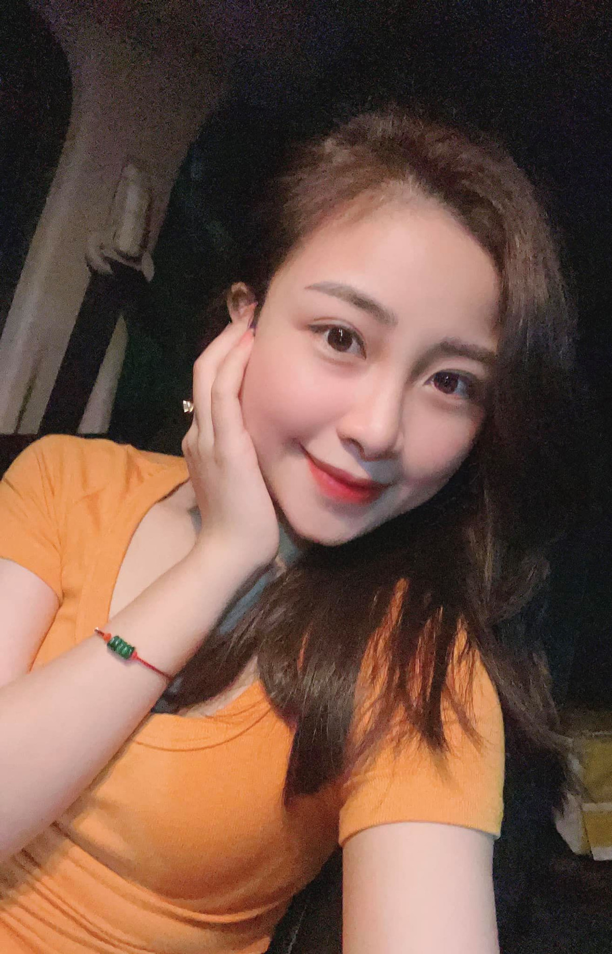 Trước đó, khi cặp vợ chồng khoe có thêm con, một tài khoản đã mỉa mai: "Tốt mái hại trống". Đứng trước những lời lẽ đó, Nhật Linh thay chồng đáp trả: "Như nào là hại hả anh? Lấy vợ thì phải đẻ con chứ đá bóng là không được đẻ à anh? Ích kỷ thế".