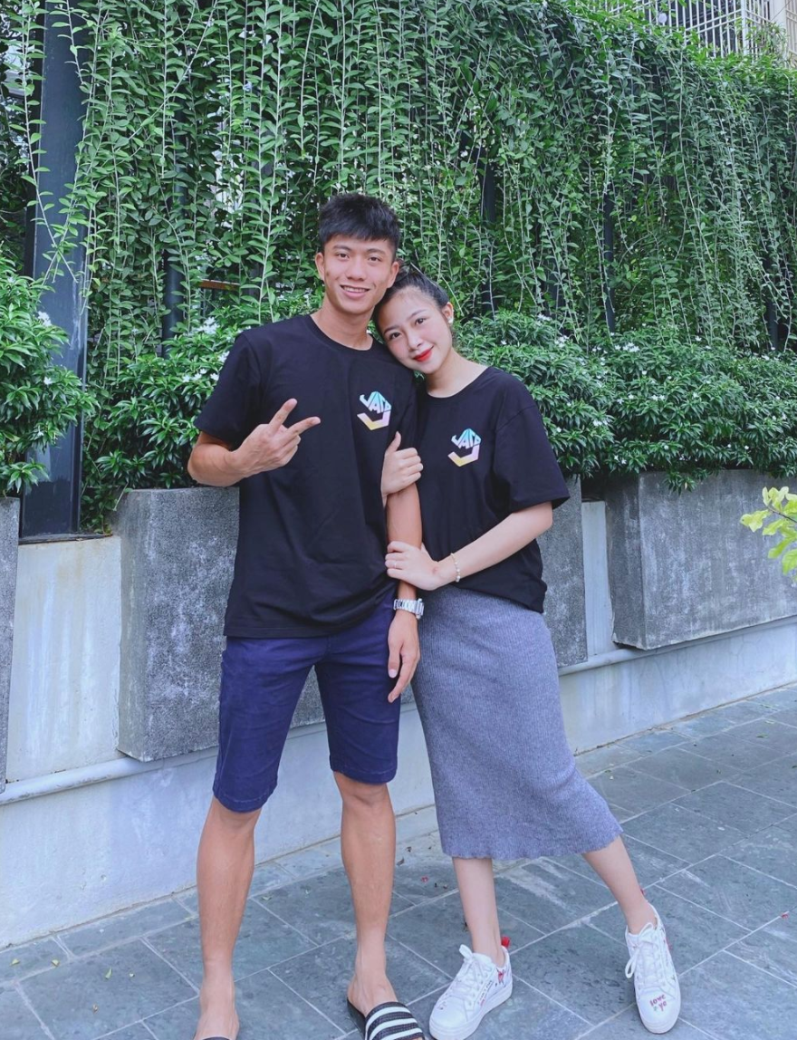 Cuộc sống và nhan sắc của Nhật Linh có nhiều thay đổi kể từ sau khi làm vợ cầu thủ. Cô nàng xinh đẹp, gợi cảm hơn, khiến nhiều người ngưỡng mộ bởi cuộc hôn nhân viên mãn.