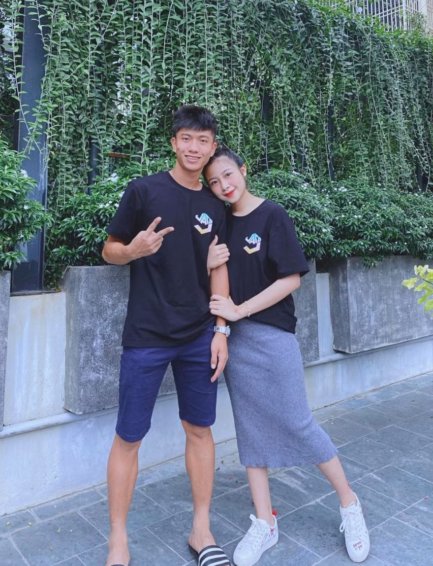 Cuộc sống và nhan sắc của Nhật Linh có nhiều thay đổi kể từ sau khi làm vợ cầu thủ. Cô nàng xinh đẹp, gợi cảm hơn, khiến nhiều người ngưỡng mộ bởi cuộc hôn nhân viên mãn.