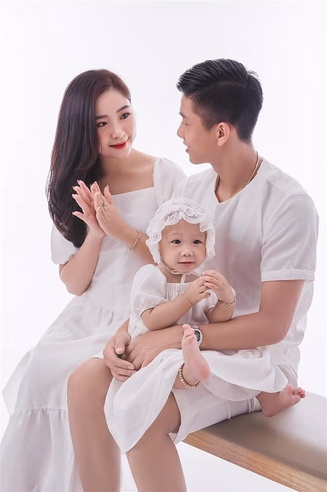 Trên story trang cá nhân, vợ Phan Văn Đức đã chia sẻ trạng thái tuyên bố bỏ theo dõi một fanpage về bóng đá khi có bài viết nói đến phong độ không tốt của Phan Văn Đức.