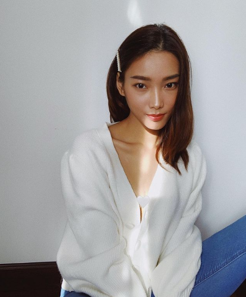 Ở ngoài đời, "hot girl bóng rổ" tự tin theo đuổi nhiều phong cách khác nhau, từ gợi cảm đến cá tính Phương Trinh luôn "cân" được và gây ấn tượng.