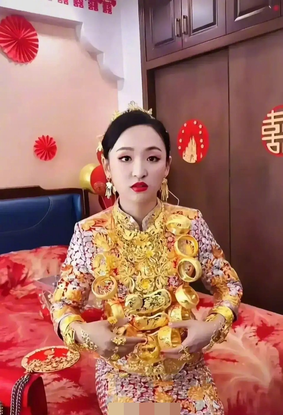 Được biết, cô dâu xứ Trung sinh ra đã "ngậm thìa vàng", sống trong giàu sang, được bố mẹ cưng chiều nên trong ngày cưới họ đã đặc biệt chi số tiền lớn để chuẩn bị cho con gái cưng có một hôn lễ mỹ mãn.