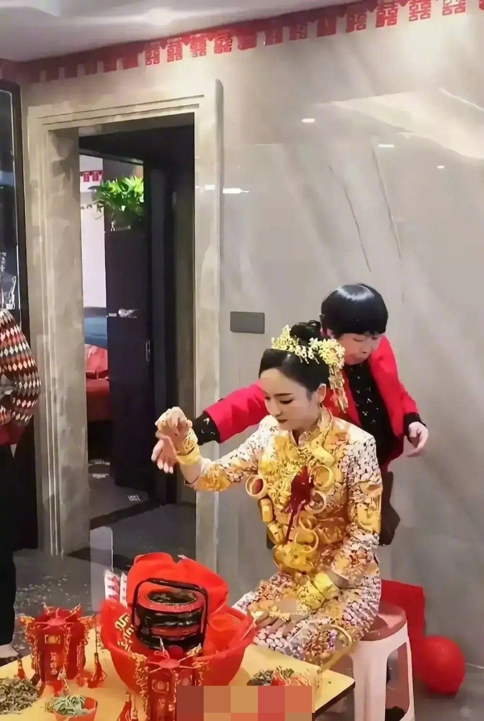 Hình ảnh những cô dâu đeo đầy vàng trong lễ cưới hay còn được gọi là “cô dâu vàng” đã không còn quá xa lạ với người dân Trung Quốc.