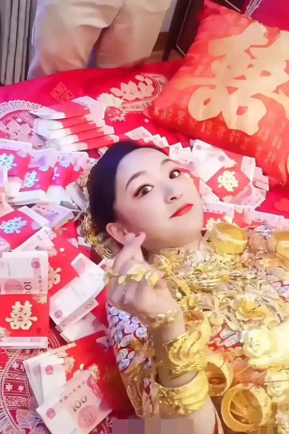 Cô dâu trong đám cưới siêu khủng này còn hào hứng nằm trên giường đầy tiền giấy với vẻ mặt rất mãn nguyện.