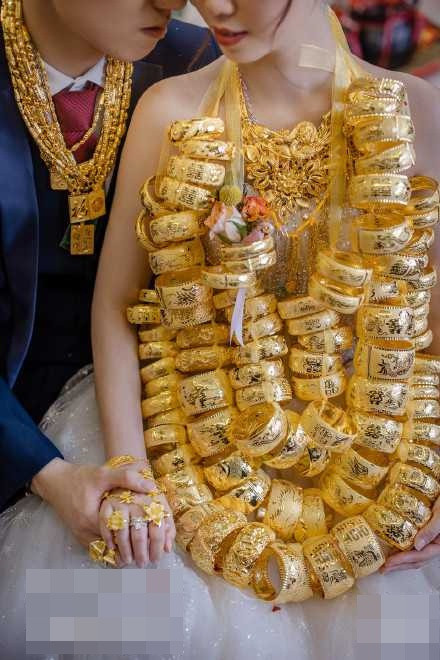 Trong ngày trọng đại, những cô dâu xinh đẹp mặc váy cưới lộng lẫy nhưng điều khiến mọi người chú ý nhất là đống vòng vàng nặng trĩu trên người họ.