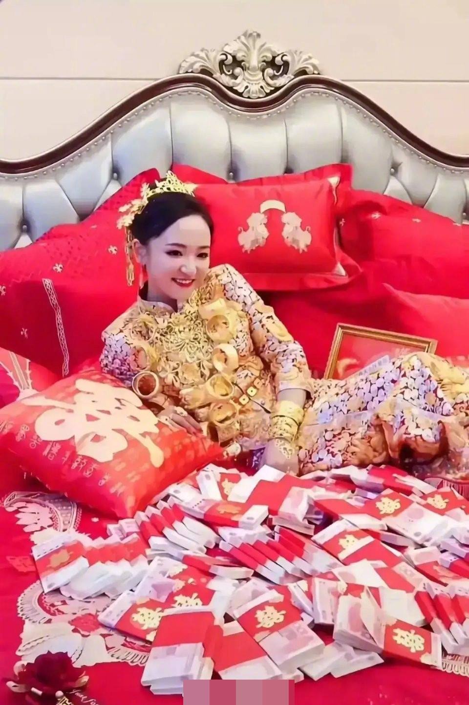 Khoảnh khắc nàng dâu nằm trên giường, giữa đống tiền và trên cổ đeo đầy vàng hình rồng phượng, vẻ ngoài sang trọng khiến cư dân mạng trầm trồ.