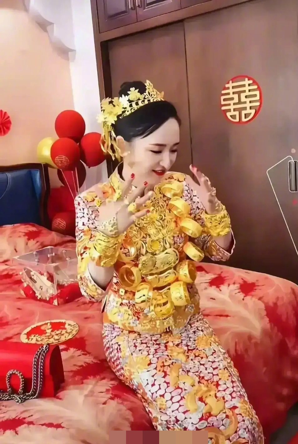 Tay cô dâu cũng đeo những chiếc vòng vàng, nhẫn và cả những phụ kiện tóc trên đầu đều được làm bằng vàng.