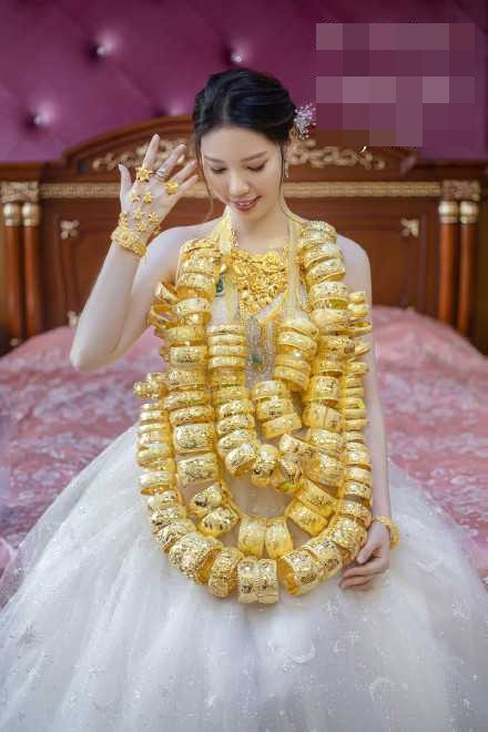 Với những gia đình giàu có, việc con gái đi lấy chồng càng được chú trọng, bởi vậy cha mẹ và người thân luôn cố gắng sắm sửa cho cô dâu càng nhiều của hồi môn và đặc biệt là càng nhiều vàng càng tốt.