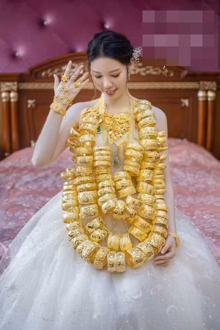 Với những gia đình giàu có, việc con gái đi lấy chồng càng được chú trọng, bởi vậy cha mẹ và người thân luôn cố gắng sắm sửa cho cô dâu càng nhiều của hồi môn và đặc biệt là càng nhiều vàng càng tốt.