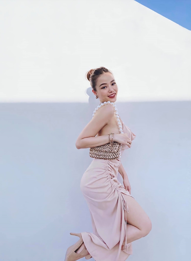 Chẳng những xinh đẹp, Phương Ly còn có vóc dáng cân đối. Mặc dù đã ở tuổi 31 nhưng Phương Ly vẫn trẻ trung và gợi cảm.