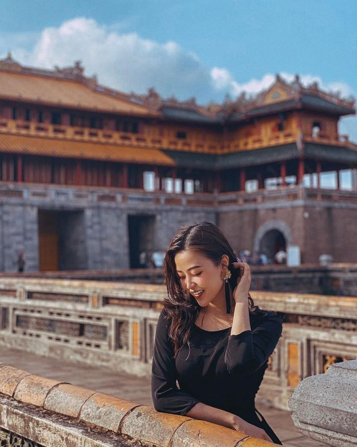 Gương mặt xinh đẹp cùng phong cách ăn mặc sành điệu giúp nữ tiếp viên trưởng “hack” tuổi tuyệt đối.