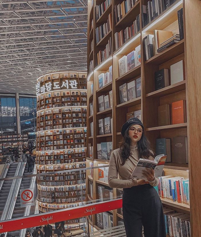 Theo Phương Ly chia sẻ, công việc làm tiếp viên hàng không dẫu bận rộn nhưng không có nhiều áp lực. Điều đó giúp Phương Ly luôn giữ được vẻ ngoài tràn đầy sức sống.