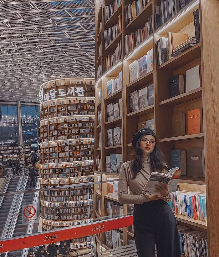 Theo Phương Ly chia sẻ, công việc làm tiếp viên hàng không dẫu bận rộn nhưng không có nhiều áp lực. Điều đó giúp Phương Ly luôn giữ được vẻ ngoài tràn đầy sức sống.