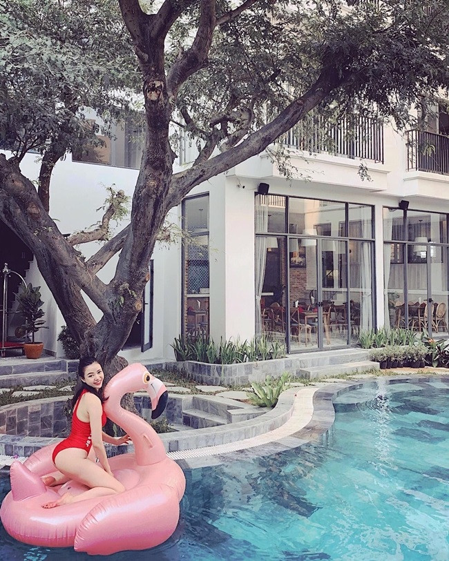 Vóc dáng cân đối của Phương Ly có được là nhờ nỗ lực rèn luyện của cô, luôn tranh thủ luyện tập khi có thời gian trống.