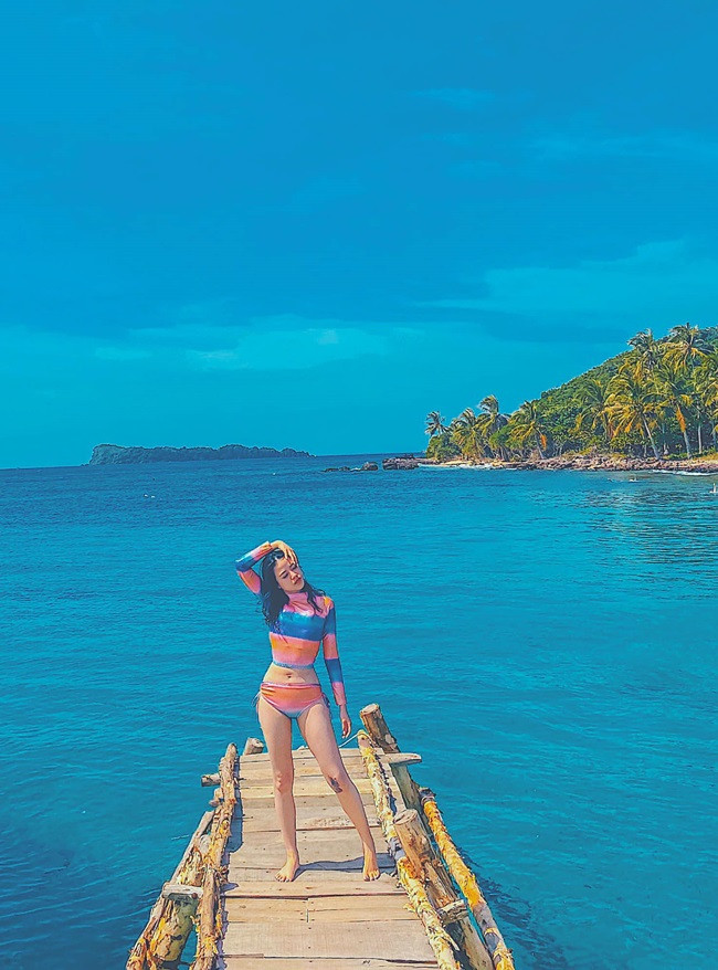 Phương Ly thích các vận động ngoài trời như đạp xe, chèo thuyền sup, bơi lội.