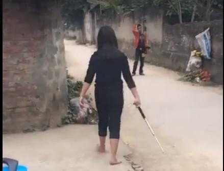 Hình ảnh chồng trốn đi chơi game, nhưng mà vợ cầm roi đuổi tới tận cổng làng vô cùng hài hước.