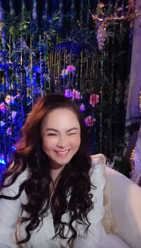 Chính sự thay đổi trong góc chụp này nhìn gương mặt bà Hằng trông "nhè nhàng" hơn hẳn gương mặt bình thường vẫn lên sóng.