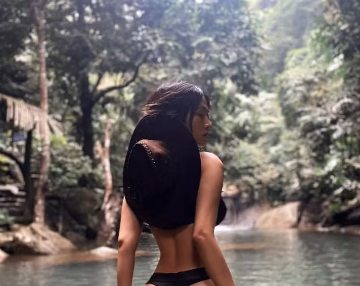 Bên cạnh những lời khen dành cho vóc dáng chuẩn gymer của Lê Bống, một số người góp ý cô nàng nên lựa chọn nội y kín đáo hơn, đồng thời cách tạo dáng cần tế nhị tránh phản cảm.