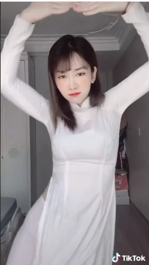 Hay như áo dài thường được mặc trong những dịp quan trọng, nhưng việc cô nàng sử dụng để nhảy múa, quay clip TikTok, mặc đi cưỡi ngựa cũng bị nhận xét là trông khá phản cảm và kém sang.