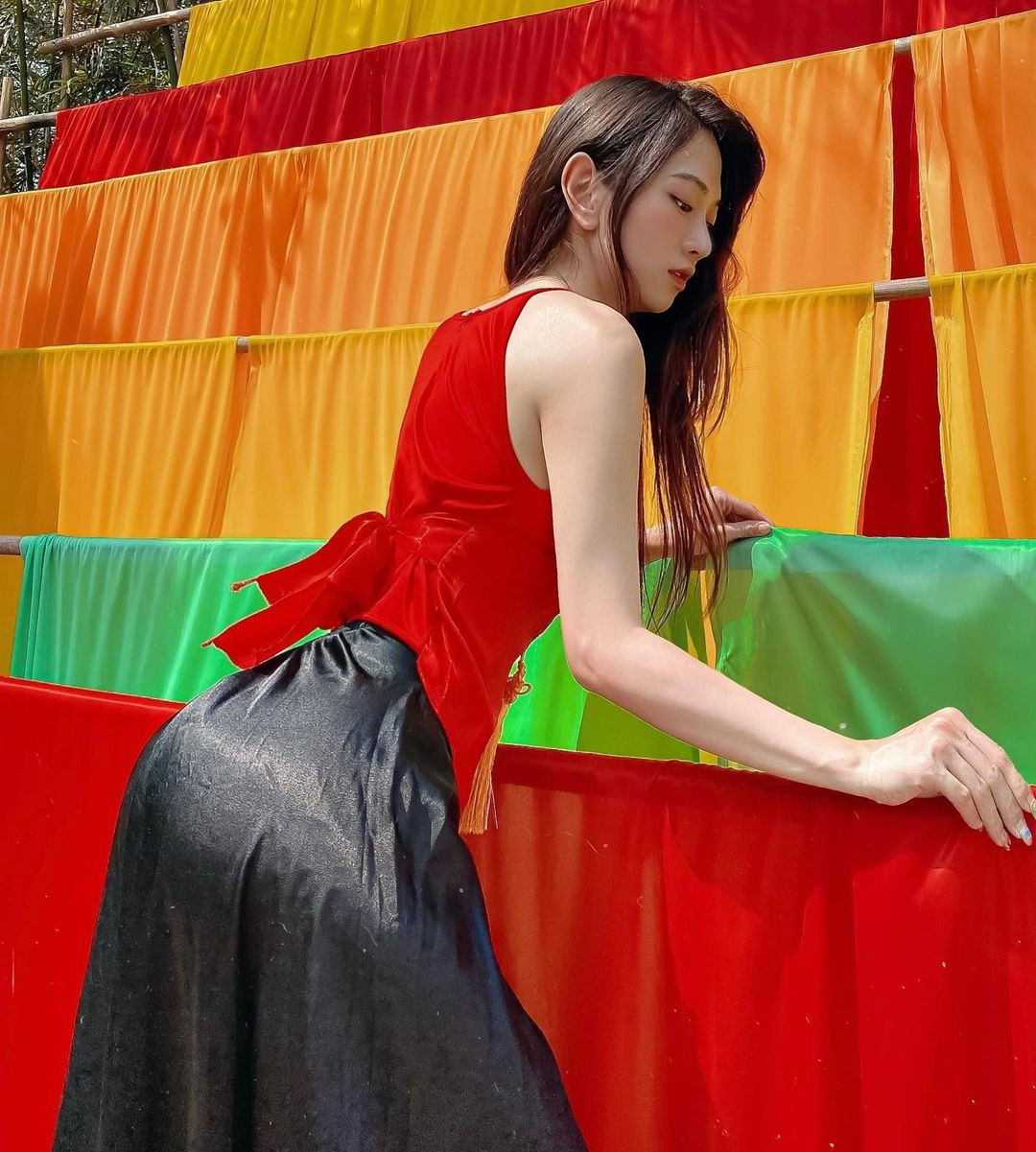 Lê Bống từng bị nhắc nhở vì cách tạo dáng gây khó hiểu trong trang phục truyền thống bao gồm áo yếm, váy đụp.