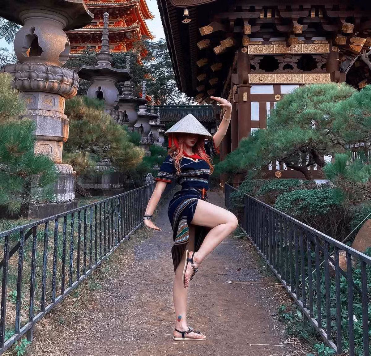 Đáng nói nhất là lần Lê Bống diện váy thổ cẩm để lộ đường xẻ tà cao đến nơi linh thiêng, có tư thế chụp ảnh khiến nhiều người bất bình.