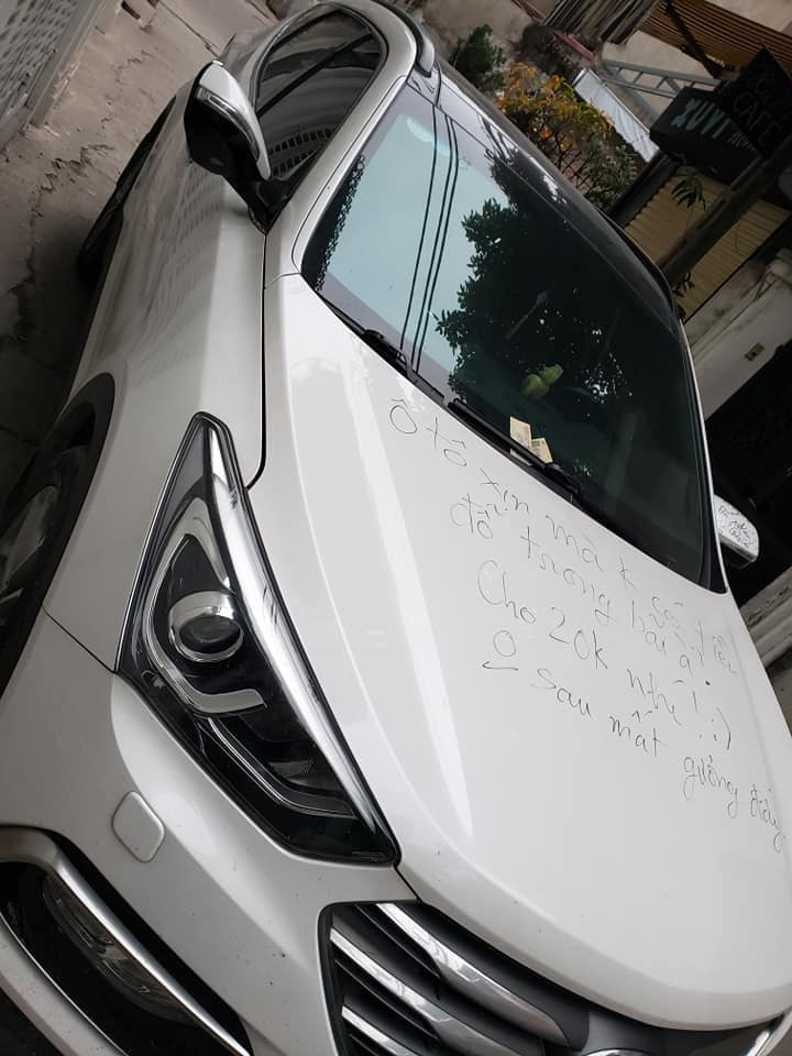 Thậm chí, chủ nhà còn viết lên nắp capo xe dòng chữ với nội dung khá sâu cay: "Ô tô xịn mà không có tiền đỗ trong bãi à? Cho 20.000 đồng nhé. Không sau mất gương đấy!"