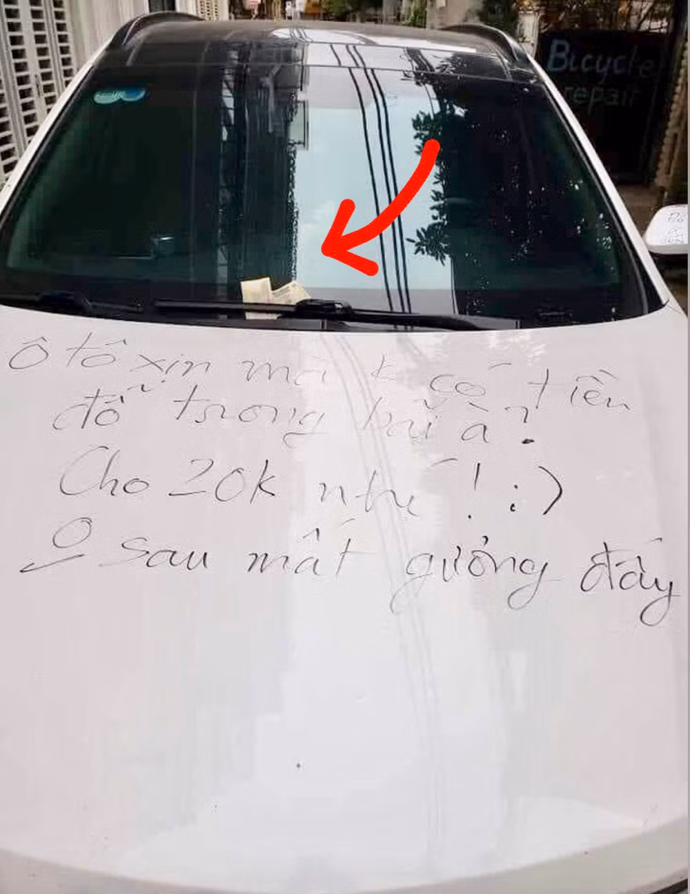 Một chiếc xe đỗ một cách "kém duyên" ngay trước cửa nhà người khác, cái kết sau đó chủ xe nhận về là chi chít chữ viết trên thân xe.