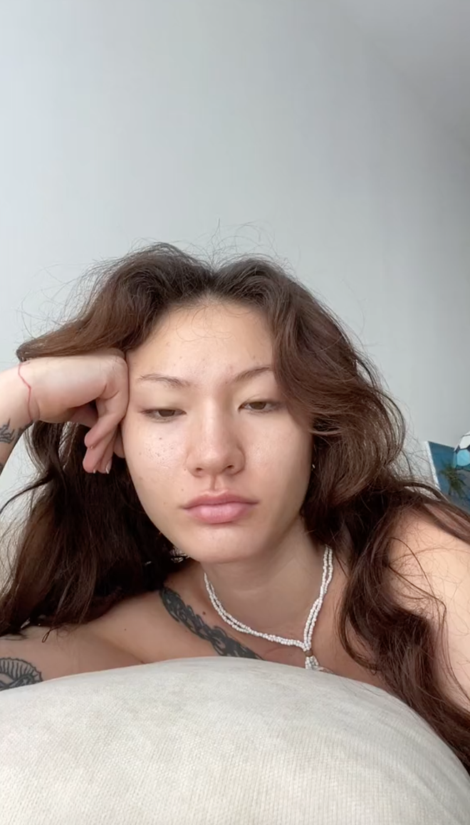 Trước những tò mò của người hâm mộ về gương mặt không trang điểm, mới đây Naomi đã để lộ mặt mộc hoàn toàn của mình.