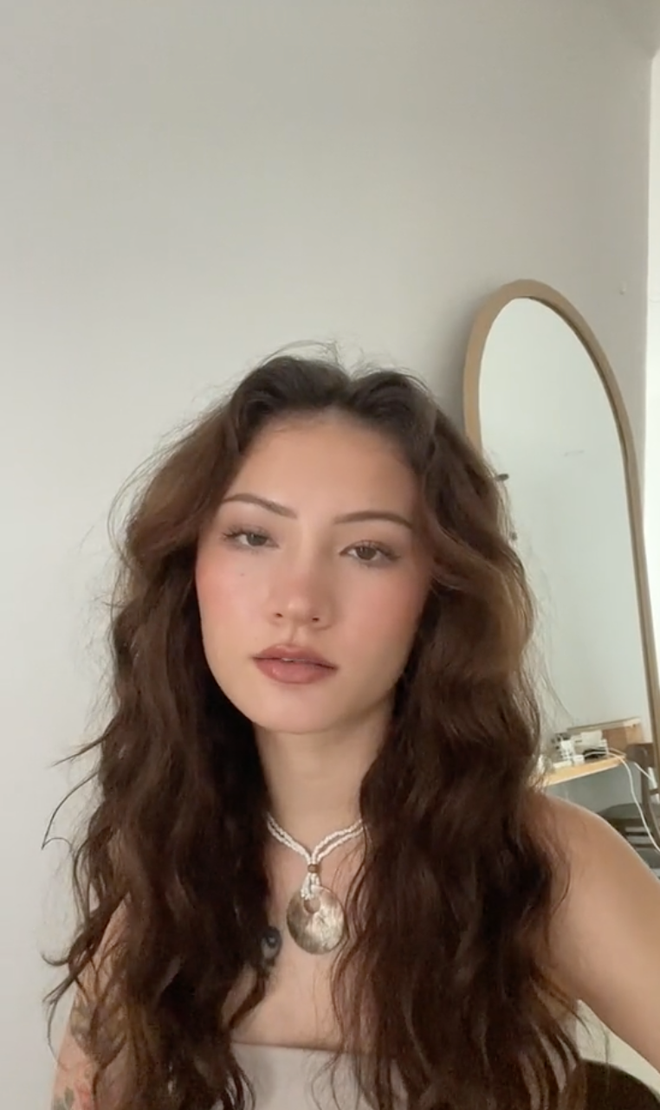 Không có sự hỗ trợ của mĩ phẩm, gương mặt của "bông hồng lai" này có phần nhợt nhạt, kém sắc sảo hơn so với hình ảnh đăng tải lên trang cá nhân hay khi xuất hiện tại Rap Việt mùa 1.