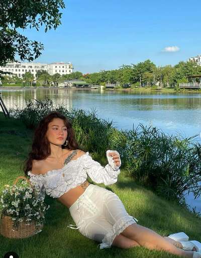 Các sản phẩm nổi bật của Naomi và bạn trai có thể kể đến She Said, RETROGRADE hay Alone.