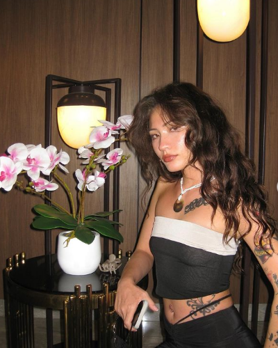 Dù không nổi bật như trên truyền hình, thế nhưng nhìn tổng thể Naomi vẫn xinh và nhận về nhiều lời khen của cư dân mạng.