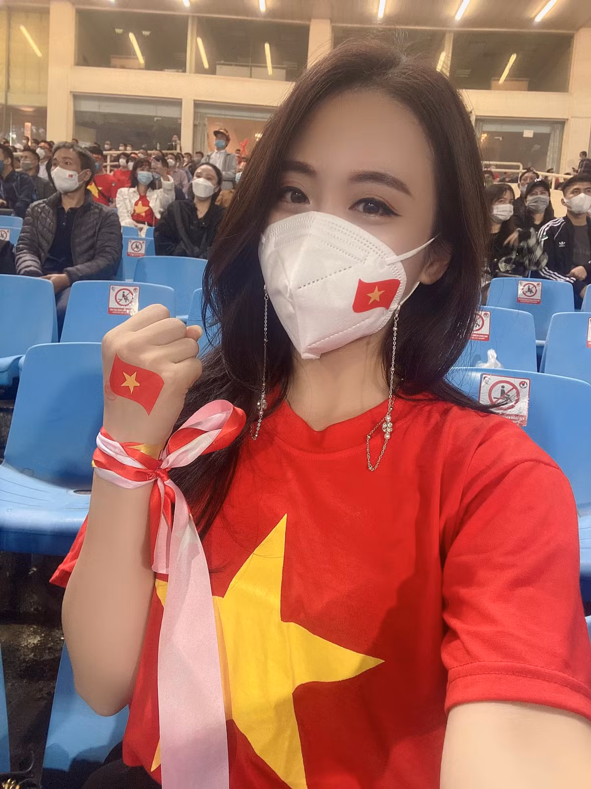 Trong trận đấu giữa đội tuyển Việt Nam và Ả Rập Xê-út trên SVĐ QG Mỹ Đình, có vô vàn gái xinh khoe ảnh check-in cổ vũ thầy trò HLV Park Hang Seo gây chú ý trên MXH.