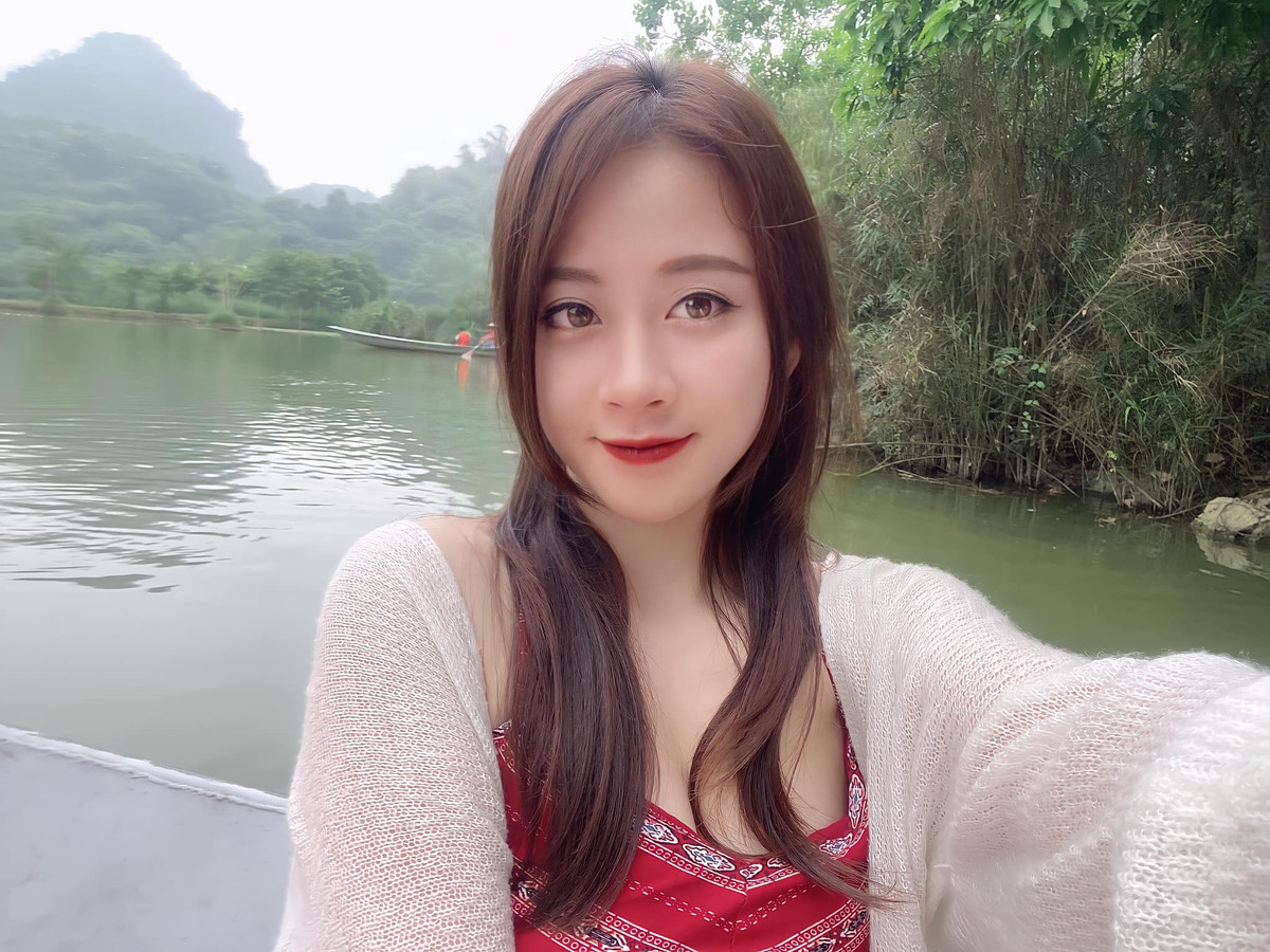 Trên trang cá nhân, Hương thường đăng tải ảnh đi chơi, du lịch đó đây, cô cũng không ngần ngại chia sẻ hình ảnh khoe vóc dáng và nhận về lượng like khủng. Ảnh: FBNV