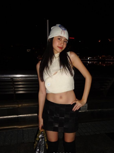 Phần đông cư dân mạng đều không hài lòng với hình ảnh này của Dương Minh Ngọc. Dù đây là từ phía brand đăng tải nhưng cô nàng vẫn là người có sức ảnh hưởng nhất định trên MXH, việc đăng ảnh quá nhạy cảm cũng ảnh hưởng phần nào.