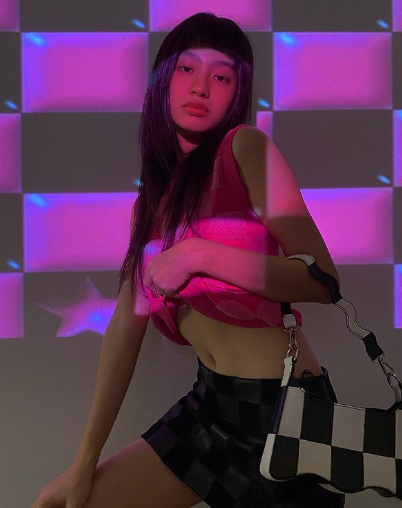 Đặc biệt thân hình của hot girl Việt này hết sức gợi cảm, nóng bỏng và cô nàng thường xuyên sử dụng lợi thế đó để khoe kết hợp với thời trang bó sát, làm tôn dáng.