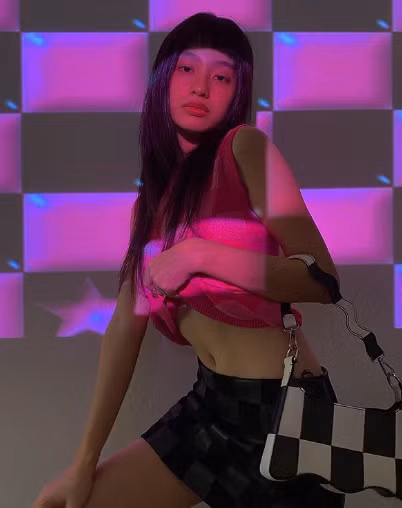 Đặc biệt thân hình của hot girl Việt này hết sức gợi cảm, nóng bỏng và cô nàng thường xuyên sử dụng lợi thế đó để khoe kết hợp với thời trang bó sát, làm tôn dáng.