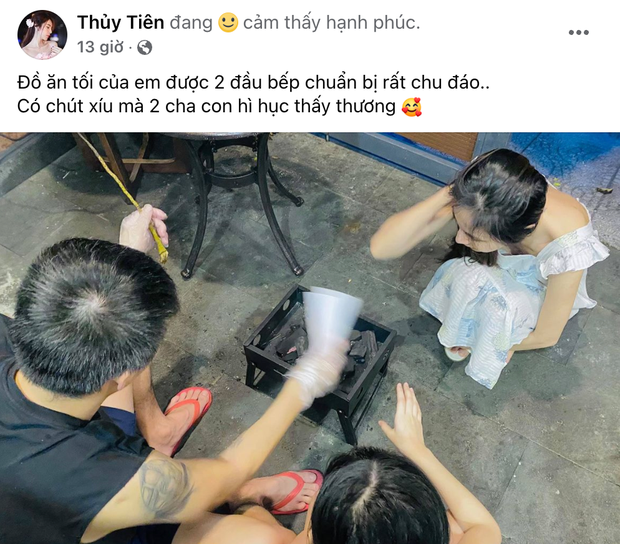 Trước đó vào ngày 2/11, ca sĩ Thủy Tiên cũng đã xuất hiện trở lại trên Facebook cá nhân, đăng hình ảnh cả nhà cùng nấu nướng.