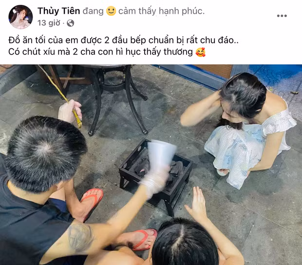 Trước đó vào ngày 2/11, ca sĩ Thủy Tiên cũng đã xuất hiện trở lại trên Facebook cá nhân, đăng hình ảnh cả nhà cùng nấu nướng.