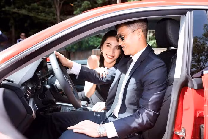 Ngoài những bài đăng vui vẻ, cả Thủy Tiên và Công Vinh không trực tiếp chia sẻ gì mới về các lùm xùm của mình trong thời gian qua.