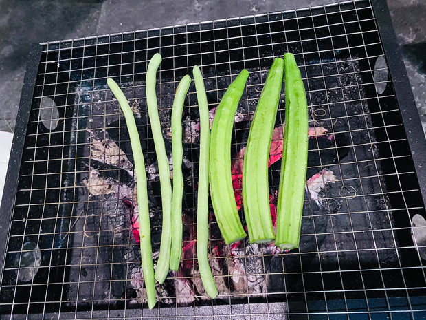 Cô còn vui vẻ đăng ảnh nướng rau lên mạng khoe mọi người và nhận được hàng tá bình luận vui vẻ.