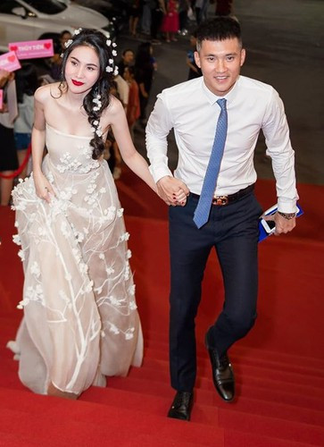 Công Vinh cũng không ít lần khiến fan “choáng” khi tặng tiền tỷ cho vợ mua sắm hay tặng vợ những món hàng hiệu có giá trị cao…Ảnh: FBNV